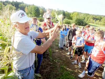 Getting an earful: Cambria Heights students pick own sweet corn, get valuable ag lesson